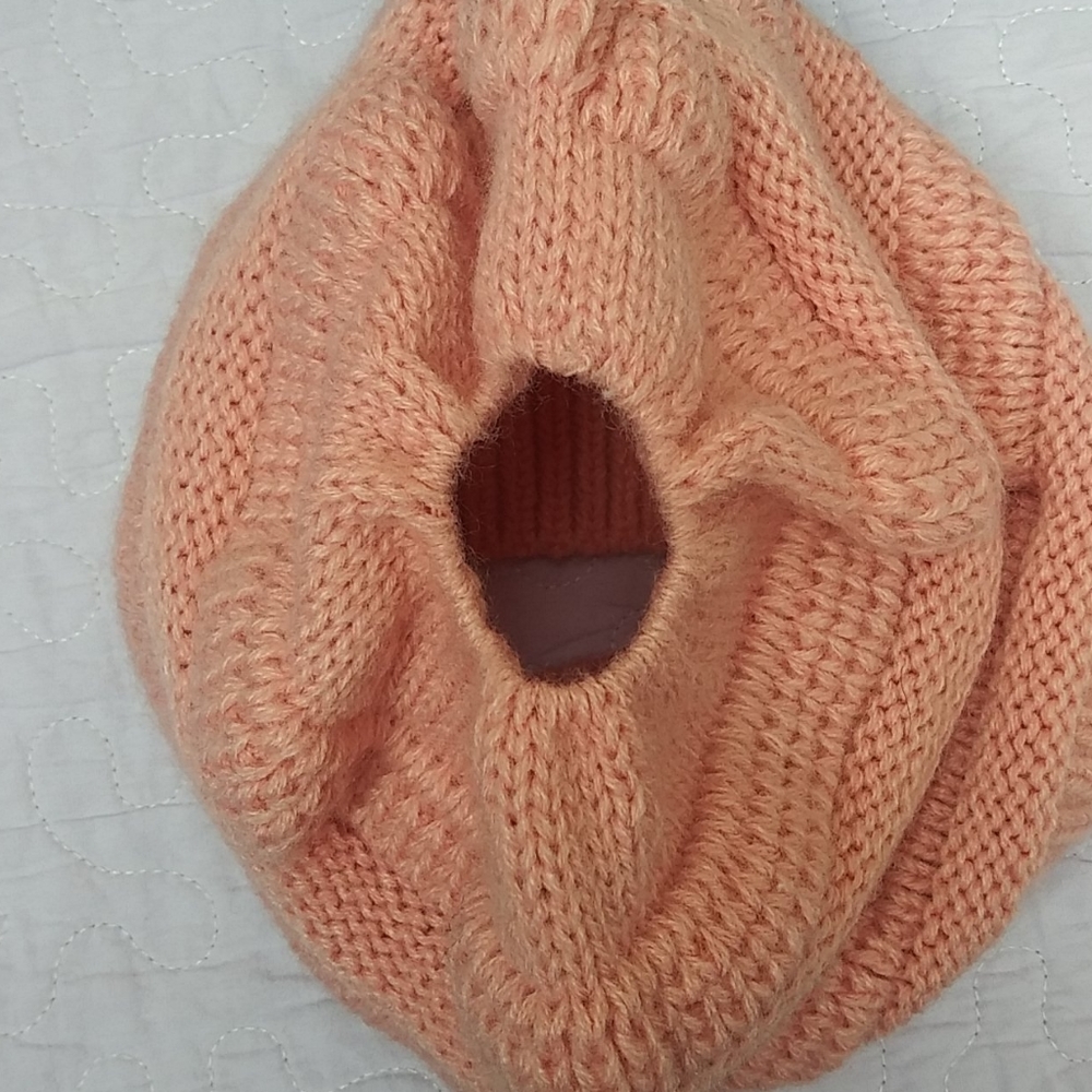 Pink knitted hat - Picture 2 of 2